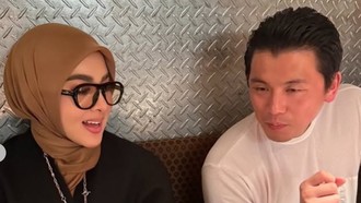 Gaya Syahrini Pakai Kalung Unik Bentuk Tas Mini, Harganya Rp 1,4 Miliar