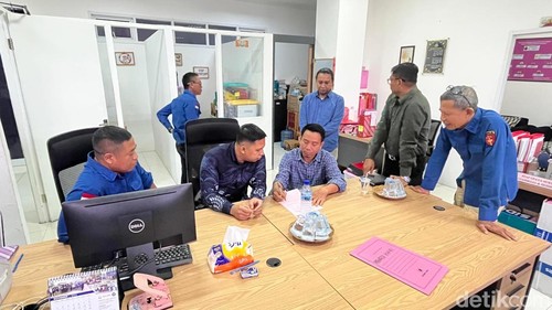 Proses tahap dua tersangka Alpin Agustin (batik ungu) di Kejari Mataram, Kamis (6/11/2025). (dok Kejari Mataram/detikBali).