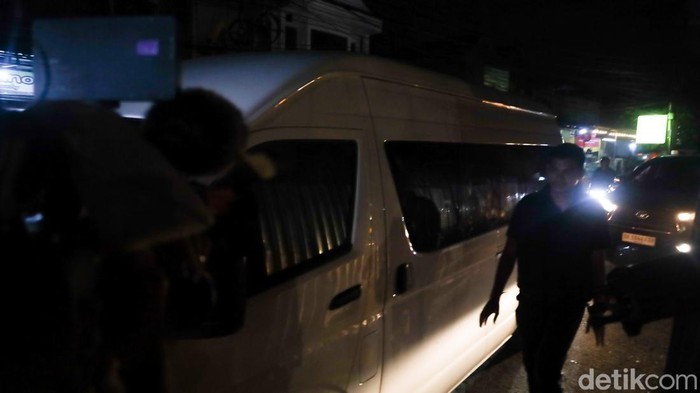 Mobil mini van putih yang akan mengantar Sandiford dan Shahab ke Bandara Internasional I Gusti Ngurah Rai, tiba di LPP Kerobokan, Kamis (6/11/2025). (Aryo Mahendro/detikBali).