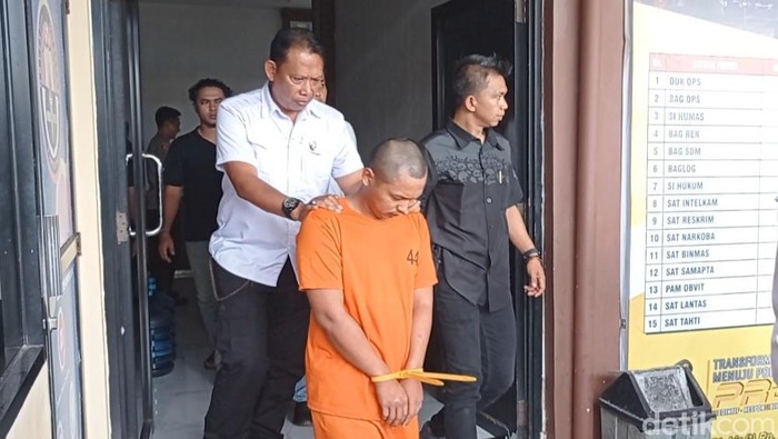 Tersangka saat digelandang aparat Polres Tasikmalaya Kota.