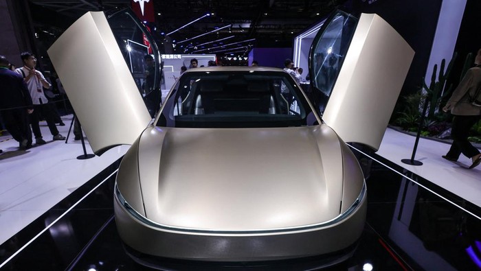 Perusahaan mobil listrik asal Amerika Serikat, Tesla, kembali menarik perhatian publik pada China International Import Expo (CIIE) ke-8 yang digelar di Shanghai, Tiongkok. Dalam pameran tahunan berskala internasional itu, Tesla memamerkan kendaraan otonom terbarunya, Cybercab, yang menjadi pusat perhatian para pengunjung. REUTERS/Maxim Shemetov