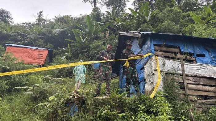 Tim gabungan Gakkum Kemenhut dan TNI mengamankan salah satu lokasi penambangan emas tanpa izin (PETI) di TN Gunung Halimun Salak, Jawa Barat, Rabu (29/10/2025) ANTARA/HO-Kemenhut. ANTARA/HO-Kemenhut