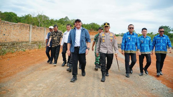 Gubernur meninjau jalan lingkar kota di Empat Lawang.