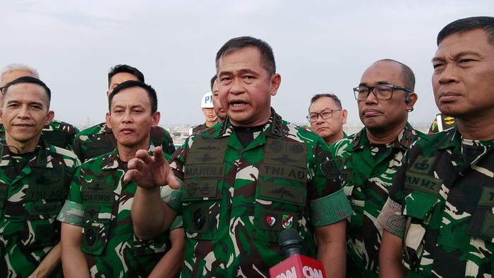 Kepala Staf TNI Angkatan Darat (KSAD) Jenderal TNI Maruli Simanjuntak  melihat gedung pembangunan RS AK Gani Palembang