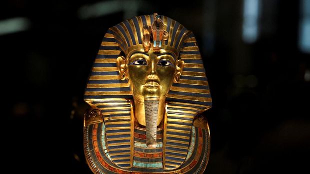 Topeng pemakaman emas Firaun Mesir Tutankhamun dipamerkan pada hari pertama untuk pengunjung setelah pembukaan resmi Museum Besar Mesir (GEM), dekat kompleks piramida Giza, di Giza, Mesir, 4 November 2025. (REUTERS/Mohamed Abd El Ghany)