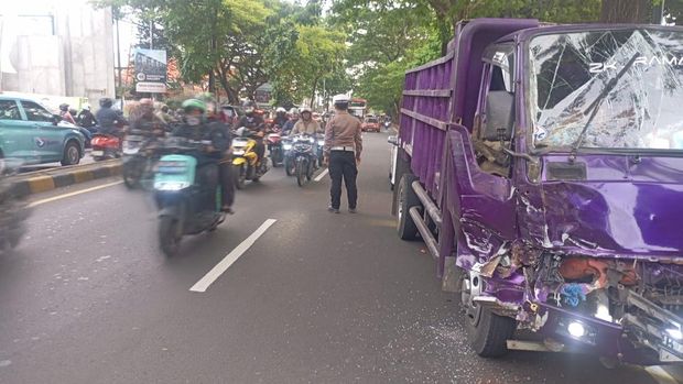 Truk menyerempet pikap hingga muatan wortel berserakan di Jalan Juanda, Ciputat. Sopir truk terjepit, Kamis (6/11/2025).