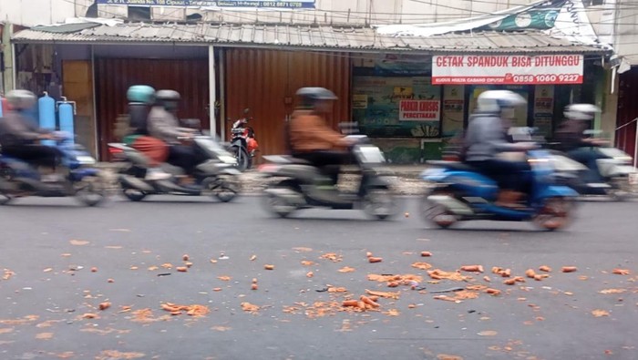 Truk menyerempet pikap hingga muatan wortel berserakan di Jalan Juanda, Ciputat. Sopir truk terjepit, Kamis (6/11/2025).