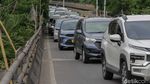 Truk Mogok di Flyover Podomoro, Lalu Lintas Jalan Yos Sudarso Macet Panjang