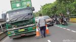 Truk Mogok di Flyover Podomoro, Lalu Lintas Jalan Yos Sudarso Macet Panjang