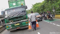Truk tersebut diketahui mogok karena bagian mesin terkunci, sehingga tidak dapat bergerak sama sekali.