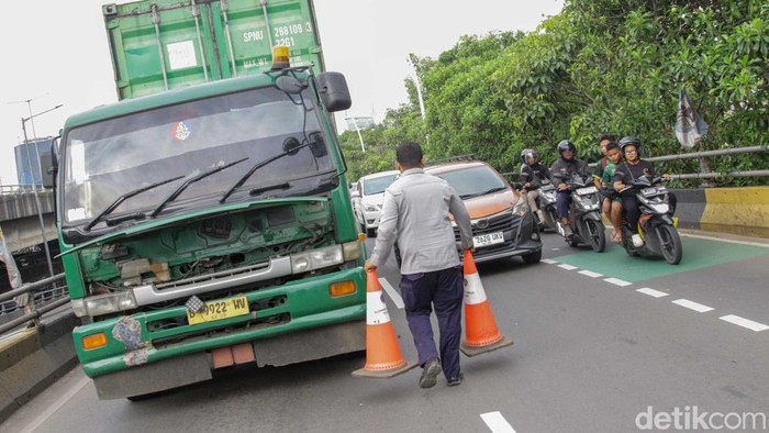 Kemacetan panjang terjadi di kawasan Flyover Podomoro, Jalan Yos Sudarso, Jakarta Utara, pada Kamis (6/11/2025). Sebuah truk mogok di jalur utama menuju kawasan Mall of Indonesia (MOI) menyebabkan arus lalu lintas tersendat hingga beberapa kilometer.