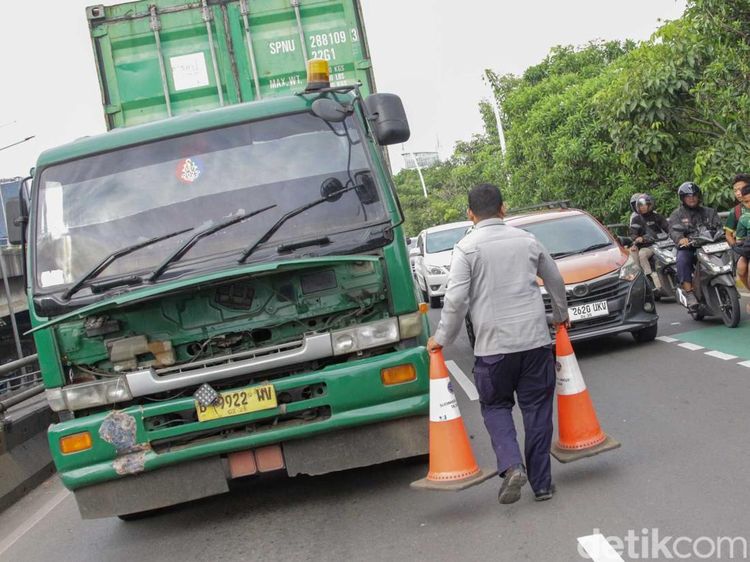 Truk Mogok di Flyover Podomoro, Lalu Lintas Jalan Yos Sudarso Macet Panjang