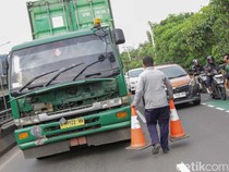 Truk Mogok di Flyover Podomoro, Lalu Lintas Jalan Yos Sudarso Macet Panjang