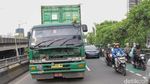 Truk Mogok di Flyover Podomoro, Lalu Lintas Jalan Yos Sudarso Macet Panjang