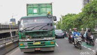 Kemacetan panjang terjadi di kawasan Flyover Podomoro, Jalan Yos Sudarso, Jakarta Utara, pada Kamis (6/11/2025).