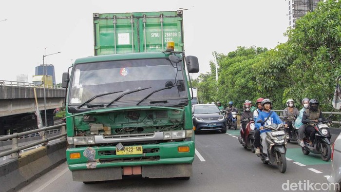 Kemacetan panjang terjadi di kawasan Flyover Podomoro, Jalan Yos Sudarso, Jakarta Utara, pada Kamis (6/11/2025). Sebuah truk mogok di jalur utama menuju kawasan Mall of Indonesia (MOI) menyebabkan arus lalu lintas tersendat hingga beberapa kilometer.