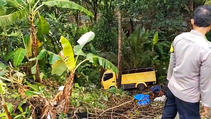 Truk terjun ke jurang, korban selamat