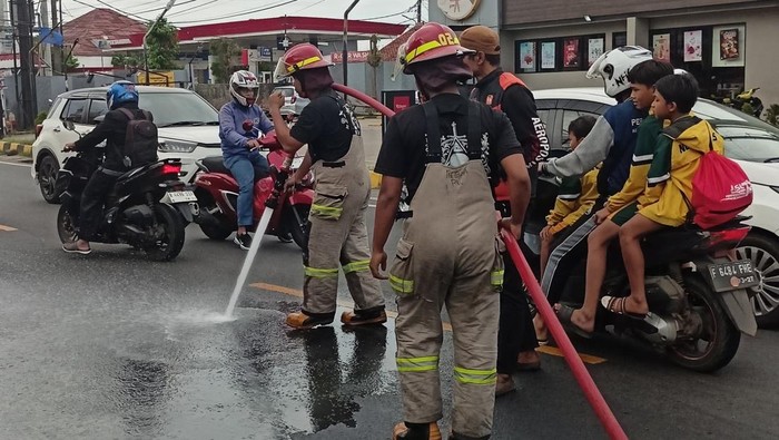 Tumpahan oli di Jalan Raya Sawangan, Depok, menyebabkan kecelakaan pengendara motor. (dok.istimewa)