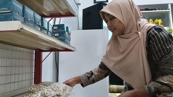 Fitri anggota UMKM Berlian Progo memperlihatkan hasil cemilan dari olah kacang koro pedang