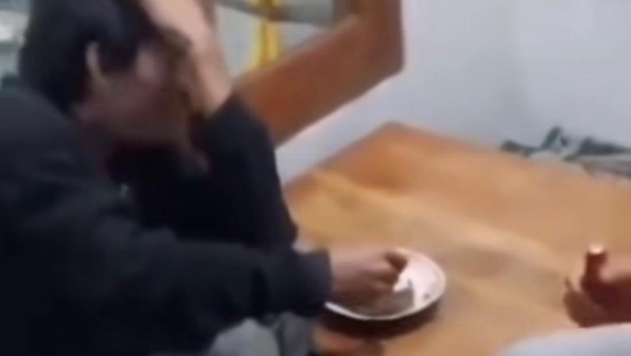 Pembobol kotak amal di Musala An Nur, Desa Kaliwaru, Kecamatan Tengaran, Kabupaten Semarang diberi makan oleh warga, Rabu (5/11/2025).