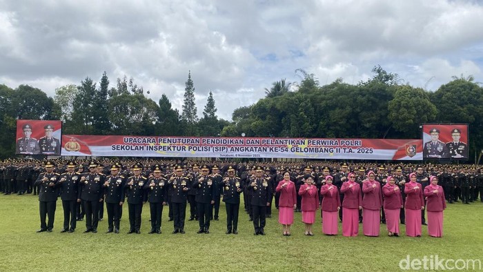 Wakapolri Komjen Dedi Prasetyo bersama pejabat dan perwira yang baru dilantik di Sukabumi