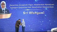 Wakil Ketua DPRD Jatim Sri Wahyuni menerima Anugerah Figur Akselerator Kemajuan dalam Kategori Pejuang Hak Kesehatan Masyarakat di detikJatim Awards 2025.