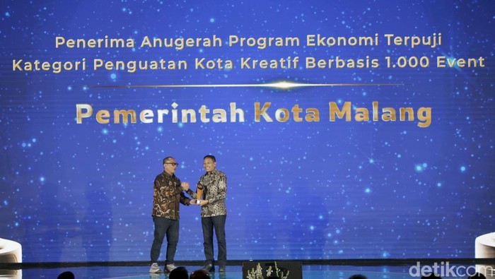Wali Kota Malang Wahyu Hidayat menerima penghragaan detikJatim awards 2025 dalam kategori di Anugerah Progam Ekonomi terpuji