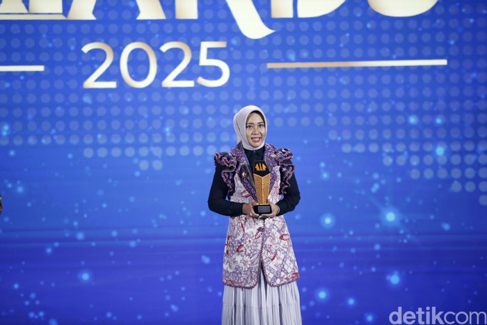 Wali Kota Mojokerto Ika Puspitasari menerima detikJatimaward 2025