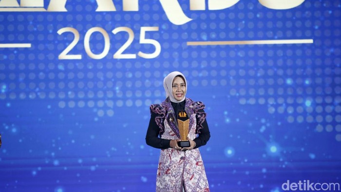 Wali Kota Mojokerto Ika Puspitasari menerima detikJatimaward 2025