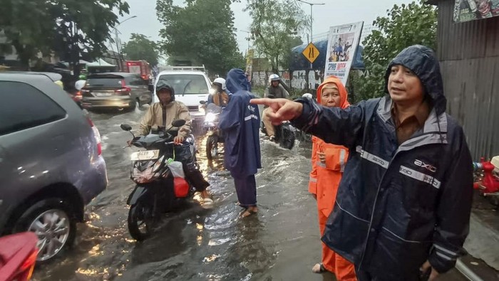 Wali Kota Surabaya Eri Cahyadi saat mencek banjir