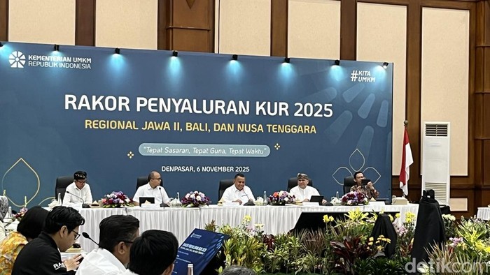 Wamen UMKM Helvi Yuni Moraza saat memimpin rapat koordinasi penyaluran KUR di regional Jawa II, Bali, Nusra di Kantor Perwakilan Bank Indonesia Bali, Denpasar, Kamis (6/11/2025).