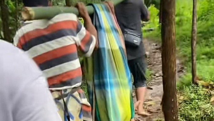 Warga bernama Jahim harus ditandu lewati jalan rusak karena akses jalan rusak