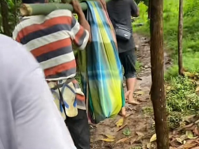 Warga bernama Jahim harus ditandu lewati jalan rusak karena akses jalan rusak