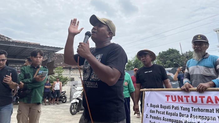 Warga demo di depan kantor Desa Asempapan Kecamatan Trangkil, Pati, Kamis (6/11/2025).