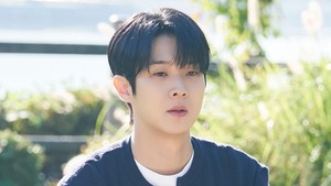 Woo Joo ditinggal dengan perasaan bingung di tengah piknik. Wah gimana nih kelanjutannya ya? Would You Marry Me akan tayang di SBS dan Disney+ malam ini, Jumat (7/11/2025). (Foto: dok. SBS)