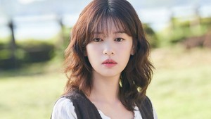 Ada hal yang mengganggu pikiran Mary, bikin dia mau menghindari Woo Joo. (Foto: dok. SBS)