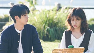 Apa mungkin Mary masih mikirin Kim Woo Joo yang satunya lagi? Di episode sebelumnya kan si mantan tunangannya tahu soal dia dan Kim Woo Joo si anak pemilik toko roti memalsukan pernikahan. Di adegan ini, Woo Joo kayak lagi minta kejelasan soal kenapa Mary mendadak jadi kayak gini.
