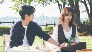 Foto cuplikan adegan episode 9 Would You Marry Me yang dirilis SBS nampilin pasangan yang baru pacaran itu piknik di taman. Woo Joo nunjukkin rasa sayang dengan megang tangan Mary, tapi si cewek kelihatan banyak pikiran. (Foto: dok. SBS)