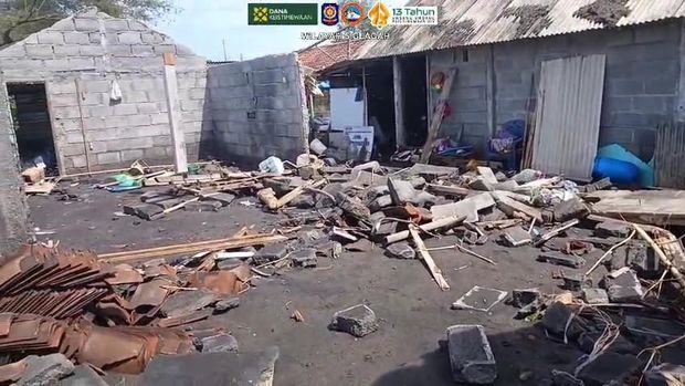 Abrasi yang merusak sejumlah bangunan di Pantai Trisik, Galur, Kulon Progo, Jumat (7/11/2025). Abrasi yang merusak sejumlah bangunan di Pantai Trisik, Galur, Kulon Progo, Jumat (7/11/2025).