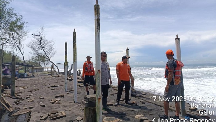 Abrasi yang merusak sejumlah bangunan di Pantai Trisik, Galur, Kulon Progo, Jumat (7/11/2025).
