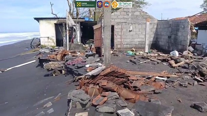 Abrasi yang merusak sejumlah bangunan di Pantai Trisik, Galur, Kulon Progo, Jumat (7/11/2025).