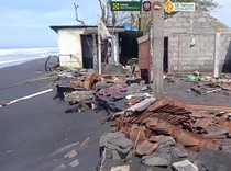 Warung-Rumah di Pantai Trisik Kulon Progo Hancur Imbas Abrasi