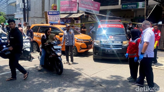 Ambulans PMI Kota Bandung memboyong mayat di Konter HP Sukajadi ke Rumah Sakit Sartika Asih Bandung