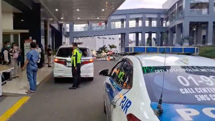 Anggota PJR Ditlantas Polda Metro Jaya mengawal WN Jepang yang tiba-tiba kejang dan tak sadarkan diri di tol ke RS PON Cawang, Rabu (5/11/2025).