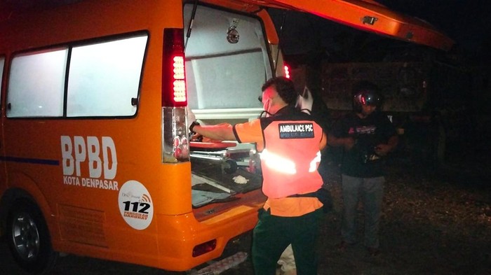 Anggota Pusdalops BPBD Kota Denpasar saat mengevakuasi jenazah INS yang tewas gantung diri di parkiran utara Lapangan Kapten Japa, Denpasar Timur, Kamis (6/11/2025). (Istimewa/Polresta Denpasar)