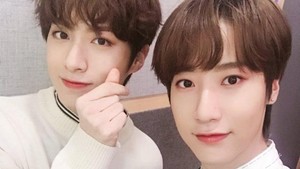Xion ONEUS dan Dongmyeong ONEWE adalah kembar manis beda grup yang super kompak dan selalu saling dukung dalam karier masing-masing.  Foto: Instagram