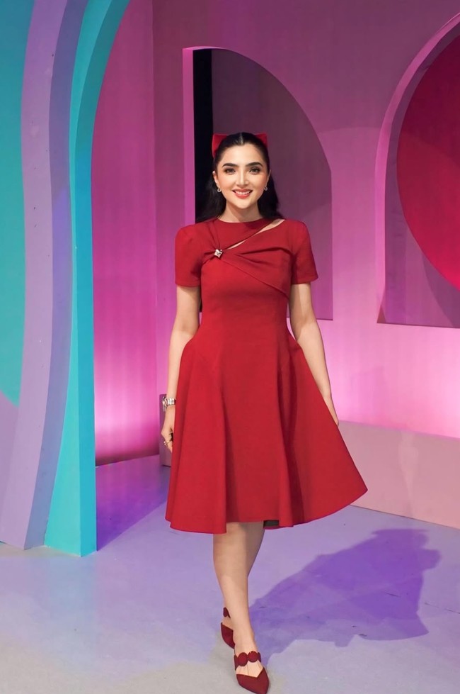 Ashanty juga rutin berolahraga pagi dengan jalan kaki 30 menit setiap jam 8. Berkat pola hidup tersebut istri Anang Hermansyah itu mengaku jadi merasa lebih sehat, ringan, dan seimbang. Foto: Instagram/@ashanty_ash