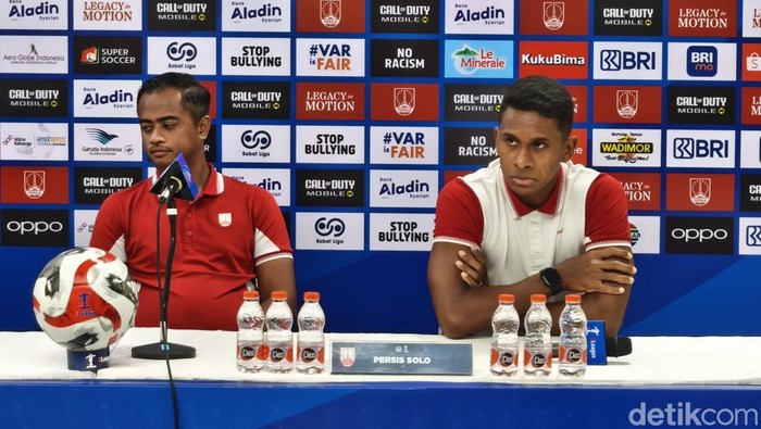 Asisten pelatih Persis Solo Titan Wulung Suryata, dan pemain Persis Solo Cleyton Santos, saat konferensi pers di Stadion Manahan Solo, Jumat (7/11/2025).