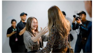 @nancyajram semoga kalian senang di Jakarta. Gak pernah dalam mimpi terliarku bertemu denganmu, tulis Ayu Ting Ting dalam unggahannya. Foto: Instagram @ayutingting92