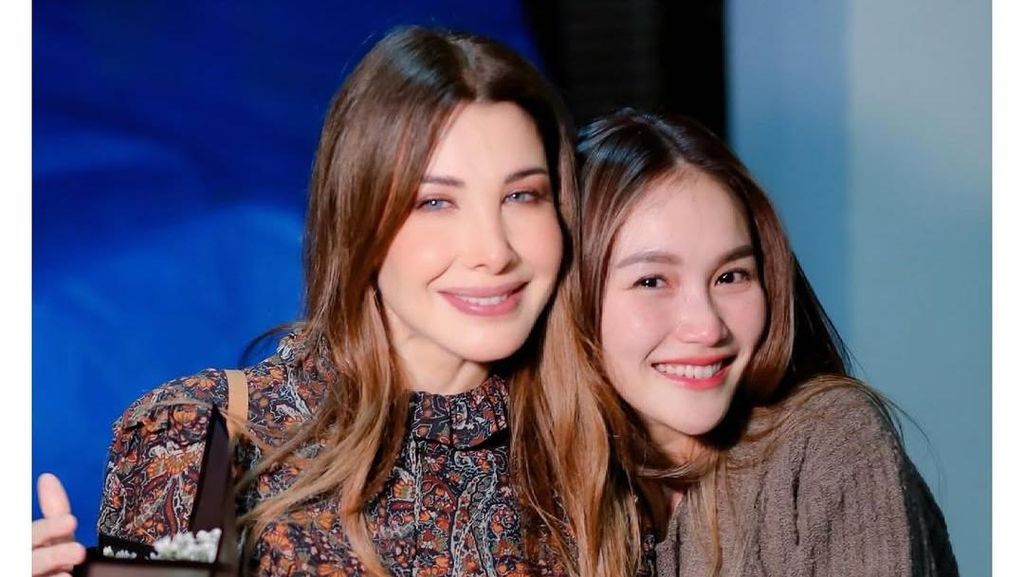 Ayu Ting Ting Blank di Panggung Saking Bahagia Duet Bareng Nancy Ajram